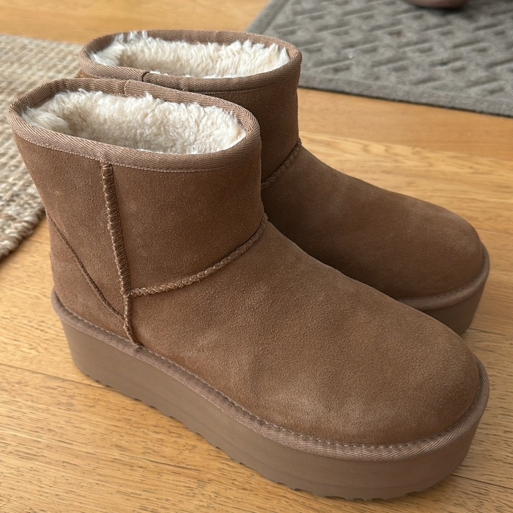 UGG®
Classic Mini Platform Boot